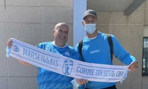 Sao Arsenal đặt chân đến Marseille, chuẩn bị kiểm tra y tế