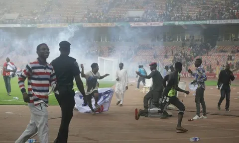Sao Arsenal ghi bàn loại Nigeria khỏi World Cup, CĐV nổi điên tràn vào sân đập phá