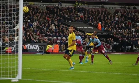Sao Arsenal lập siêu phẩm theo phong cách của Messi
