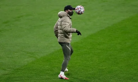 Sao Atletico "làm xiếc", Simone đích thân thị uy trên sân tập trước giờ chiến Bayern Munich
