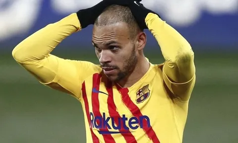 Sao Barca bị tước số áo, ép buộc rời CLB
