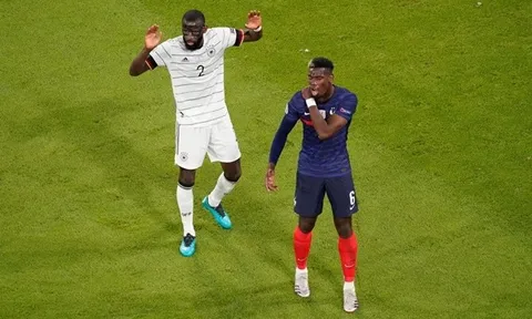 Sao Chelsea 'cắn' từ phía sau, Pogba đau đớn mách trọng tài biên