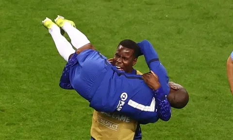 Sao Chelsea như 'phát điên', nhấc bổng Kante gây sốt
