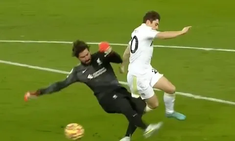 Sao Liverpool cứu Alisson khỏi Daniel James, chạy từ sân nhà ghi bàn