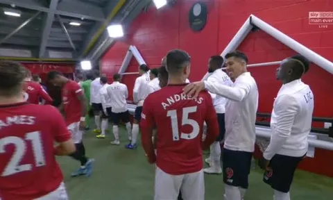 Sao Liverpool - Man Utd ôm nhau, NHM nghĩ gì?