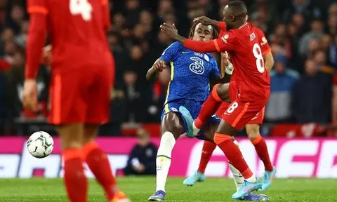 Sao Liverpool thoát thẻ đỏ, Gary Neville lập tức lên tiếng