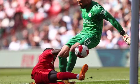 Sao Liverpool tiết lộ cách đưa thủ thành Man City vào bẫy