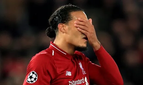 Sao Liverpool: "Van Dijk đang trải qua địa ngục"