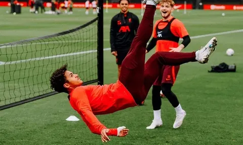Sao mai Liverpool khiến đồng đội tròn xoe mắt, há hốc mồm kinh ngạc