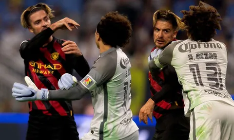 Sao Man City xô xát với đối thủ khi bị triệt hạ