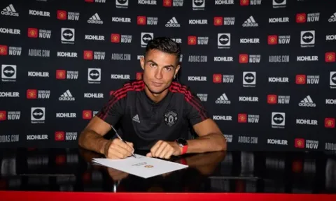 Sao Man Utd phẫn nộ vì Solskjaer ký hợp đồng với Ronaldo?