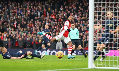 Sao M.U lập kỷ lục; Arsenal với khẩu pháo "xịt"