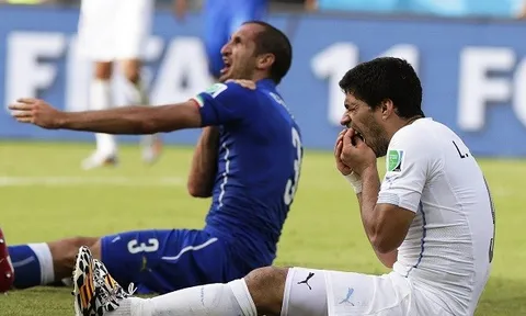 Sắp trở thành đồng đội, Suarez gọi ngay cho Chiellini