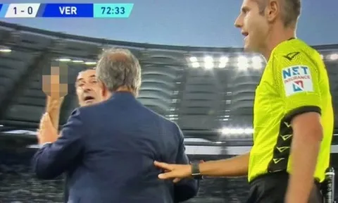 Sarri giơ 'ngón tay thối' về phía đối thủ