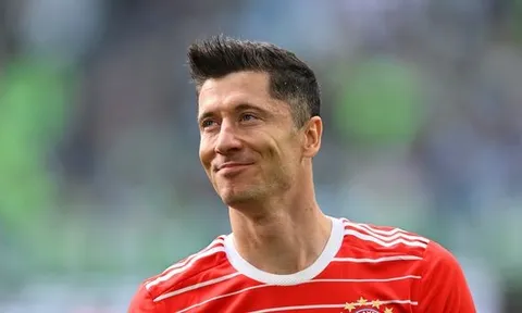 Đại diện Lewandowski yêu cầu Laporta giải thích