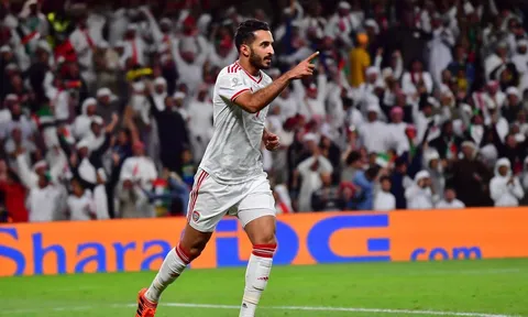 HLV nói gì khi 'sát thủ' UAE vượt mặt Messi?