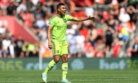 Casemiro bị trung vệ Southampton xỏ háng sau 4 phút vào sân