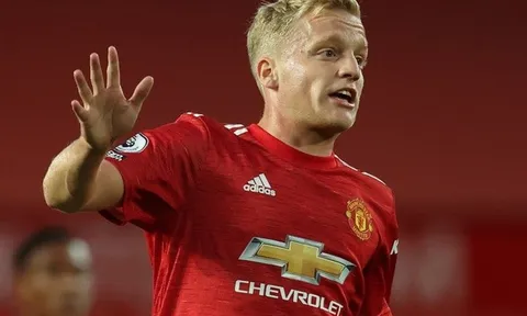 Sau tất cả, Solskjaer tiết lộ lý do Van de Beek dự bị