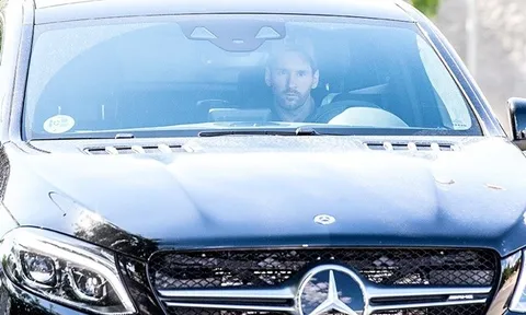 Sau tất cả, xuất hiện hình ảnh Messi đến sân tập Barca