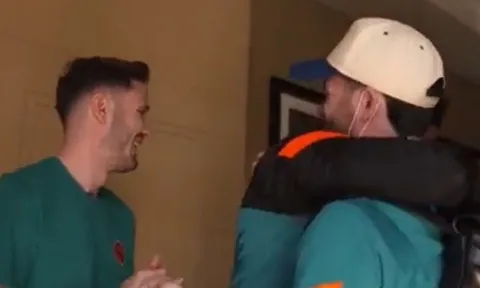 Saul Niguez chưng hửng, rụt rè chờ đến lượt bắt tay 1 sao Chelsea