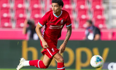 CHÍNH THỨC! "Bản sao Van Dijk" rời Anfield, HLV xác nhận Liverpool đón tân binh thứ 3