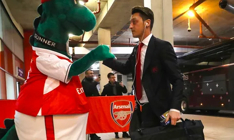 Đáp trả Ozil, BLĐ Arsenal chốt luôn tương lai của Gunnersaurus