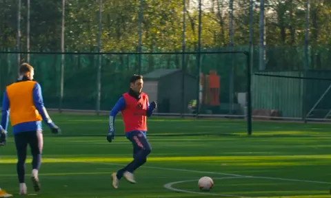 Mesut Ozil lộ hình ảnh gây ngỡ ngàng trên sân tập Arsenal