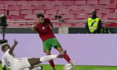 Pogba có pha tắc bóng không khoan nhượng với Fernandes