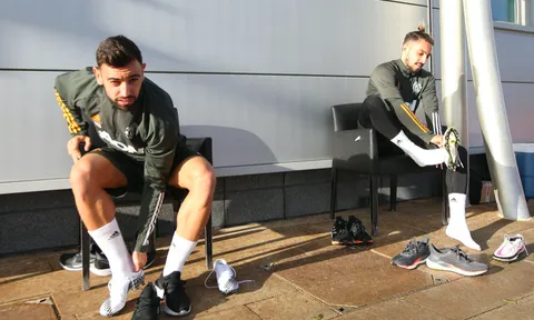 Lộ hình ảnh khó tin trên sân tập Man Utd, Shaw xuất hiện sau chấn thương