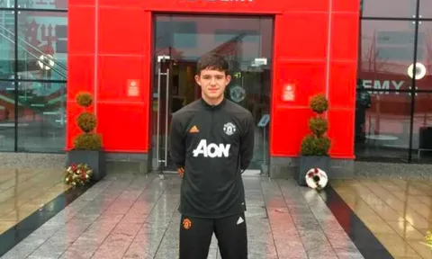 Tân binh có mặt ở Carrington, coi như ký HĐ với Man Utd