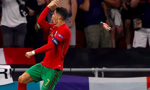 CĐV ném chai Coca-Cola về phía Ronaldo
