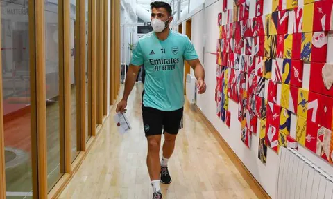CĐV Arsenal hốt hoảng khi 'người thừa' có mặt ở đội bóng