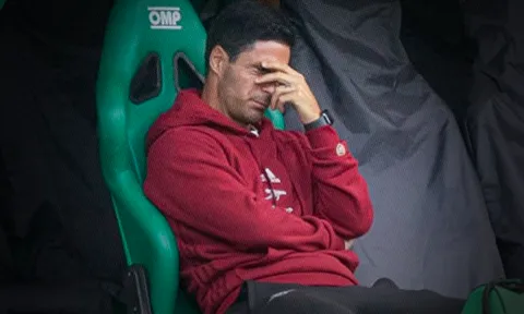 Cái ôm đầu của Arteta chỉ ra vấn đề ở Arsenal