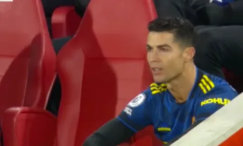 Bị rút khỏi sân, Ronaldo hỏi thẳng Rangnick một câu
