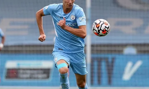 Man City chính thức chia tay cầu thủ cao 1m96