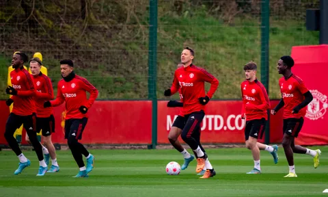 Sân tập Man Utd rộn ràng với guồng quay mới