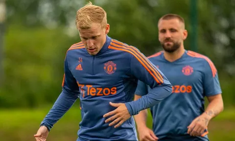 3 tân binh tiềm năng của M.U cùng có động thái gây bão với Van de Beek