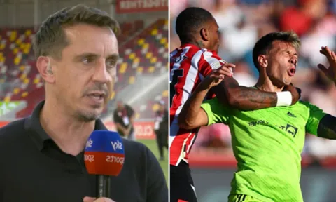 Neville hiến kế giúp Ten Hag sử dụng Martinez
