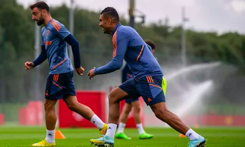 Chưa ra sân, Casemiro đã gây rối loạn cho đối thủ của M.U