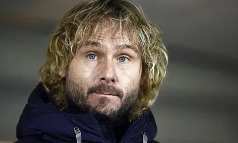 Nedved ôm ấp 3 người phụ nữ lạ mặt