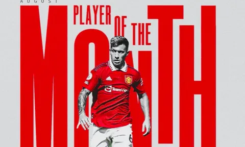 Martinez lần đầu được vinh danh ở Old Trafford