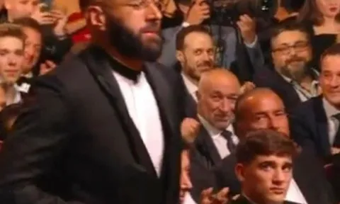 Ánh mắt của sao trẻ Barca khi Benzema giành Quả bóng vàng