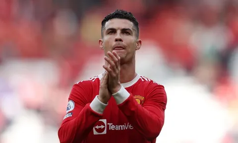 Gọi Ronaldo là cầu thủ vĩ đại nhất, sao trẻ M.U bị Aguero phản pháo