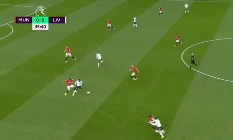 Gary Neville: "Đó là 1 pha phạm lỗi"