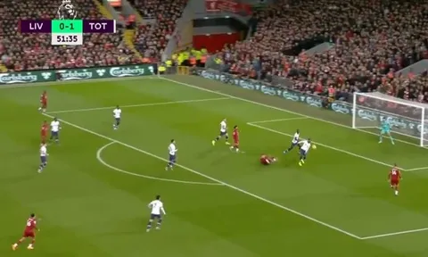 Gary Neville: "Họ hoàn toàn bị ngộp ở phía sau"