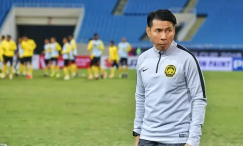 HLV Malaysia bị FIFA sờ gáy vì hành động "lạ" sau trận thua ĐT Việt Nam