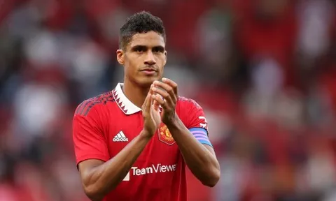 Đã rõ Ten Hag chọn Martinez hay Varane đá chính trận Brighton