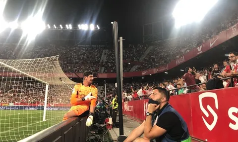 Courtois giải thích cho CĐV Sevilla về pha bóng nhạy cảm