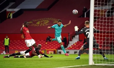 "Siêu hậu vệ" xuất hiện trong trận Man Utd 2-4 Liverpool