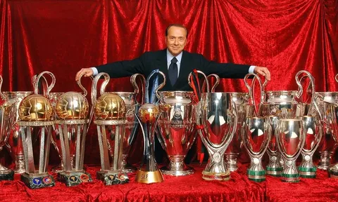 'Bố già' lên tiếng: 'Trả Milan đây, tôi sẽ giúp CLB vĩ đại trở lại'